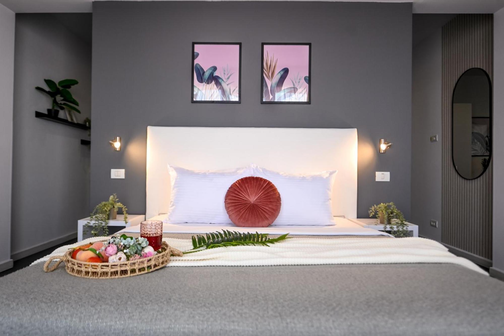 Urban Elegance - Stylish Central Accommodation Бухарест Номер фото