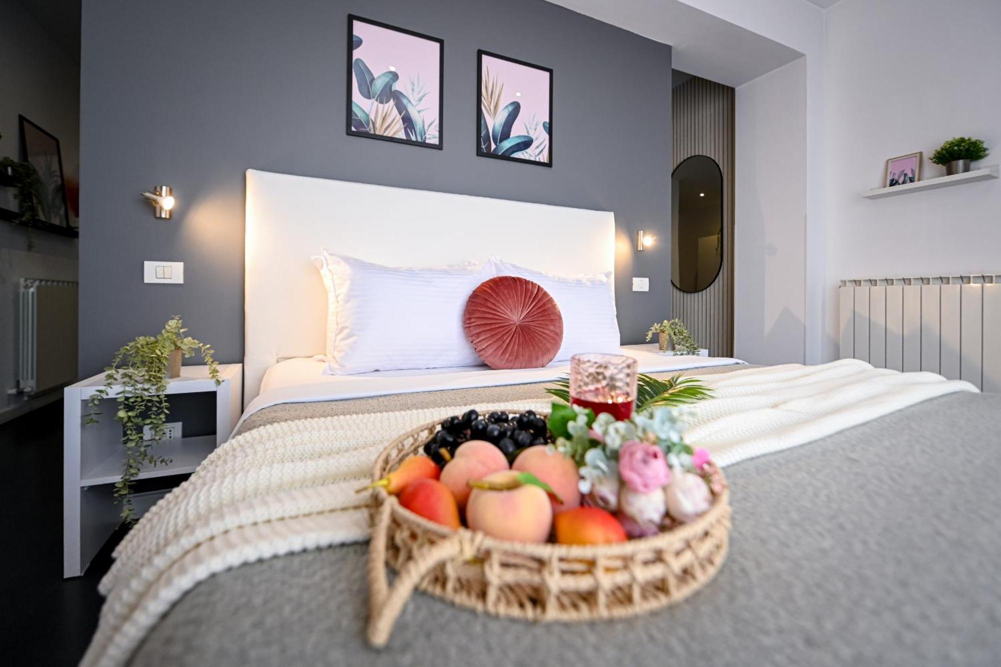Urban Elegance - Stylish Central Accommodation Бухарест Номер фото