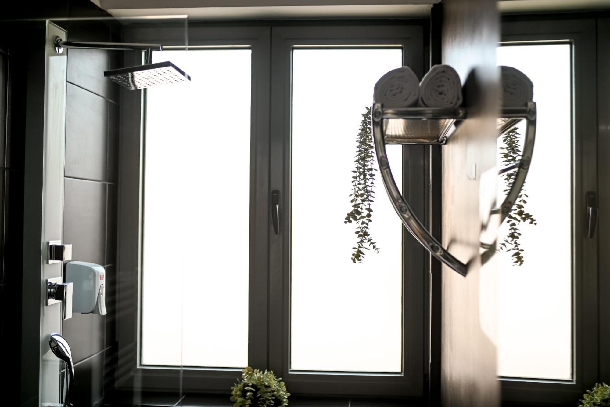 Urban Elegance - Stylish Central Accommodation Бухарест Номер фото
